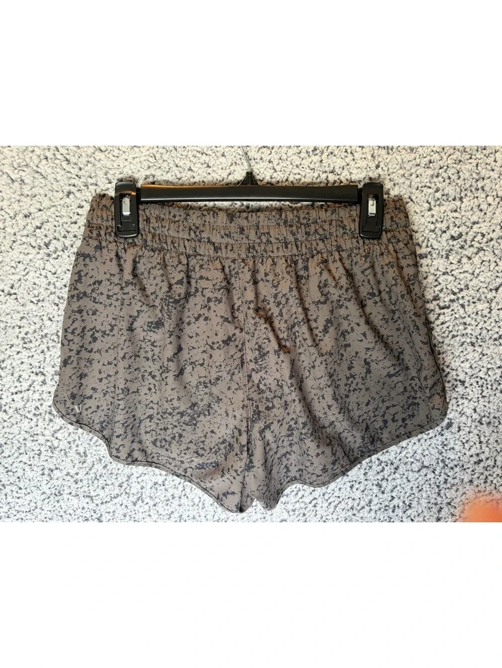 Vuori Womens Running Shorts Medium Gray Navy Abstract Print Lined Zip Pocket